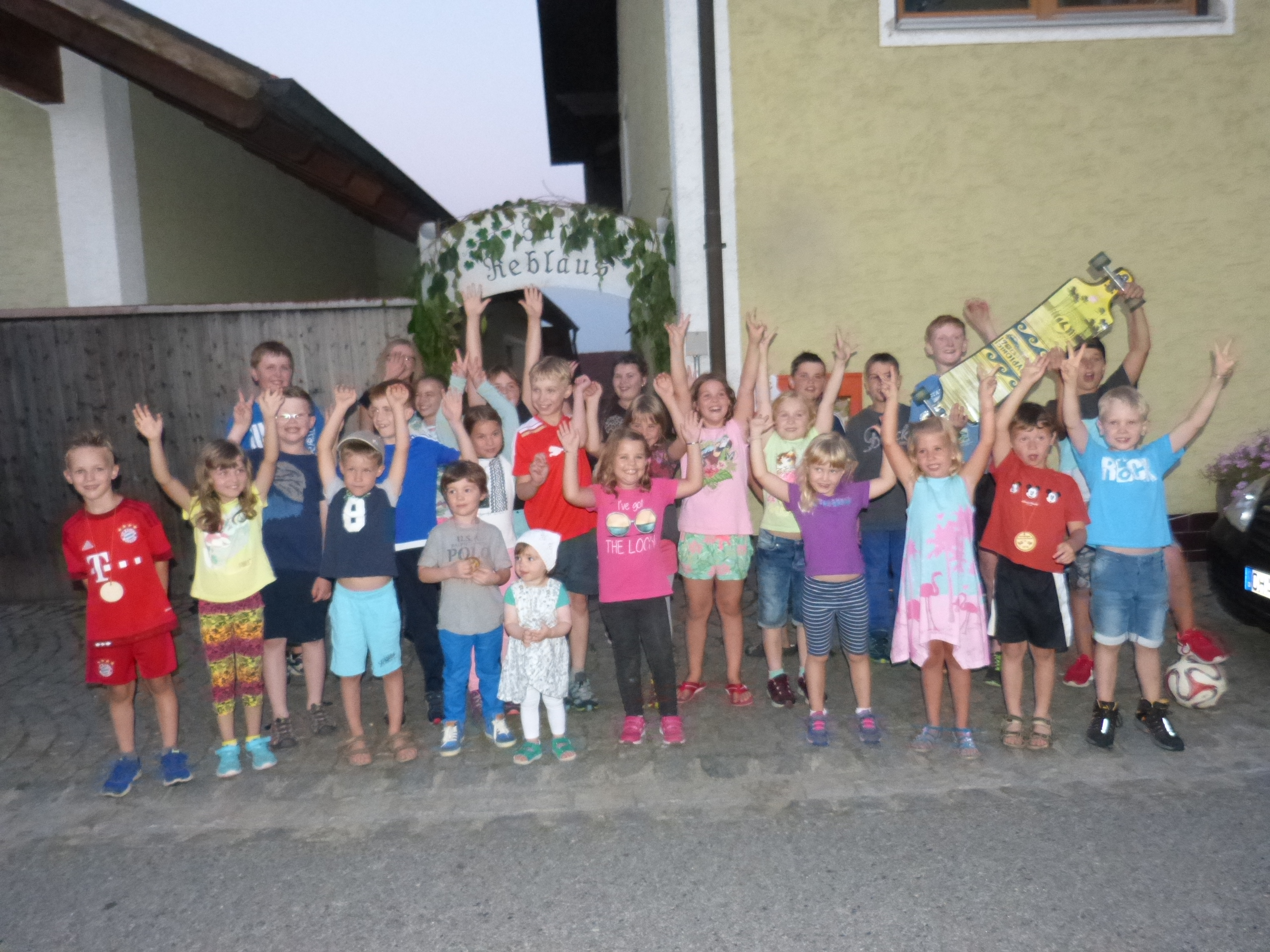 glückliche Dorfkinder